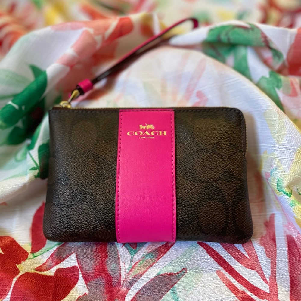 COACH 💥 Women’s Signature C Brown and Pink Wristlet NEW WITH TAG 💥